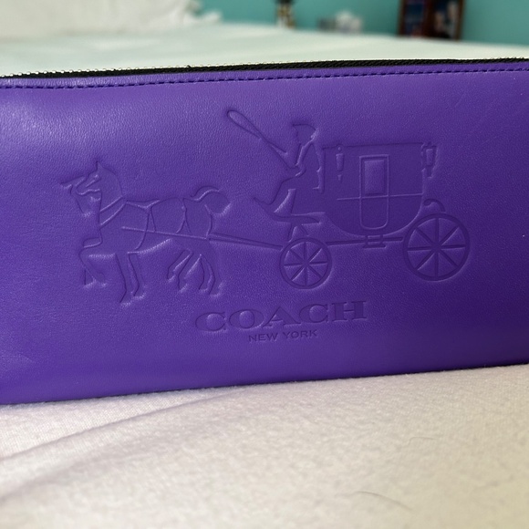 Coach Leather Zip Wallet - Horse & Carriage Embossed - Picture 4 of 4
